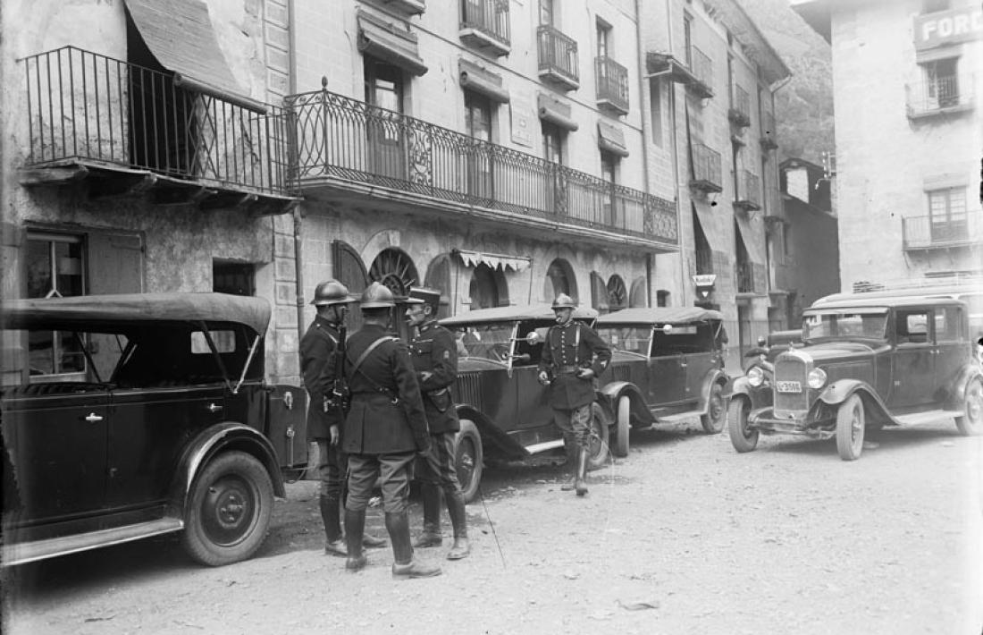 Agost del 1933: els gendarmes de Baulard exhibeixen múscul a la plaça Benlloch.