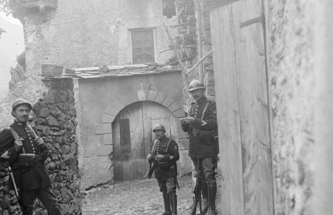 Gendarmes de Baulard custodien el portal d'entrada al recinte de Casa de la Vall, l'agost del 1933.