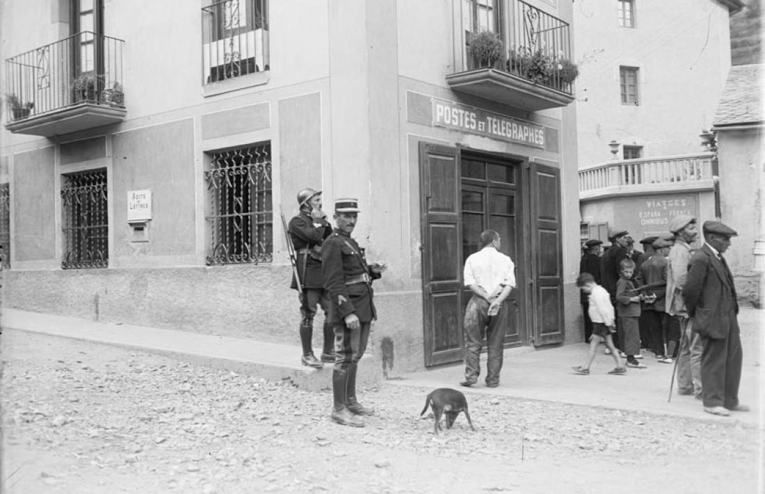 Els 'gardes mobiles' frnacesos, davant de cal Coletes, avui Fleca Font, a la plaça Benlloch, l'agost del 1933.