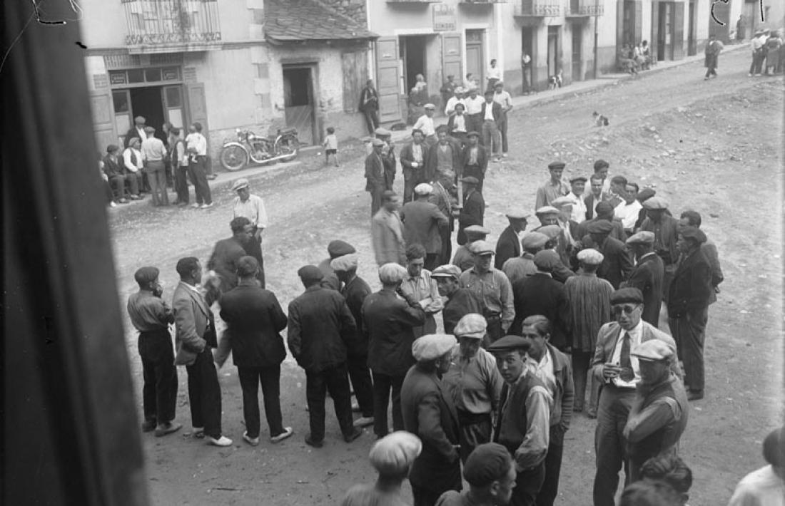 Veins de la capital comenten la situació a la plaça Benlloch. La foot està presa des de la casa Rebés i al fons es veuen la rectoria i l'antic edifici del Quart, 30 d'agost del 1932.