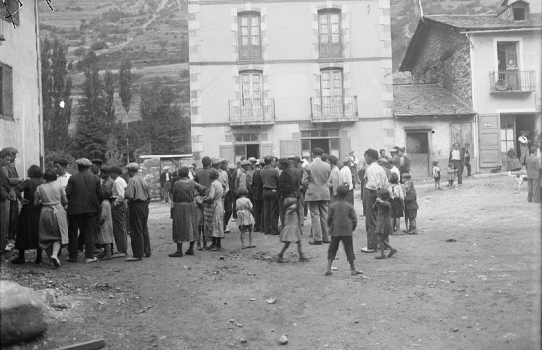 Una altra perspectiva de la plaça Benlloch, el 31 d'agost del 1933, el dia de les eleccions.