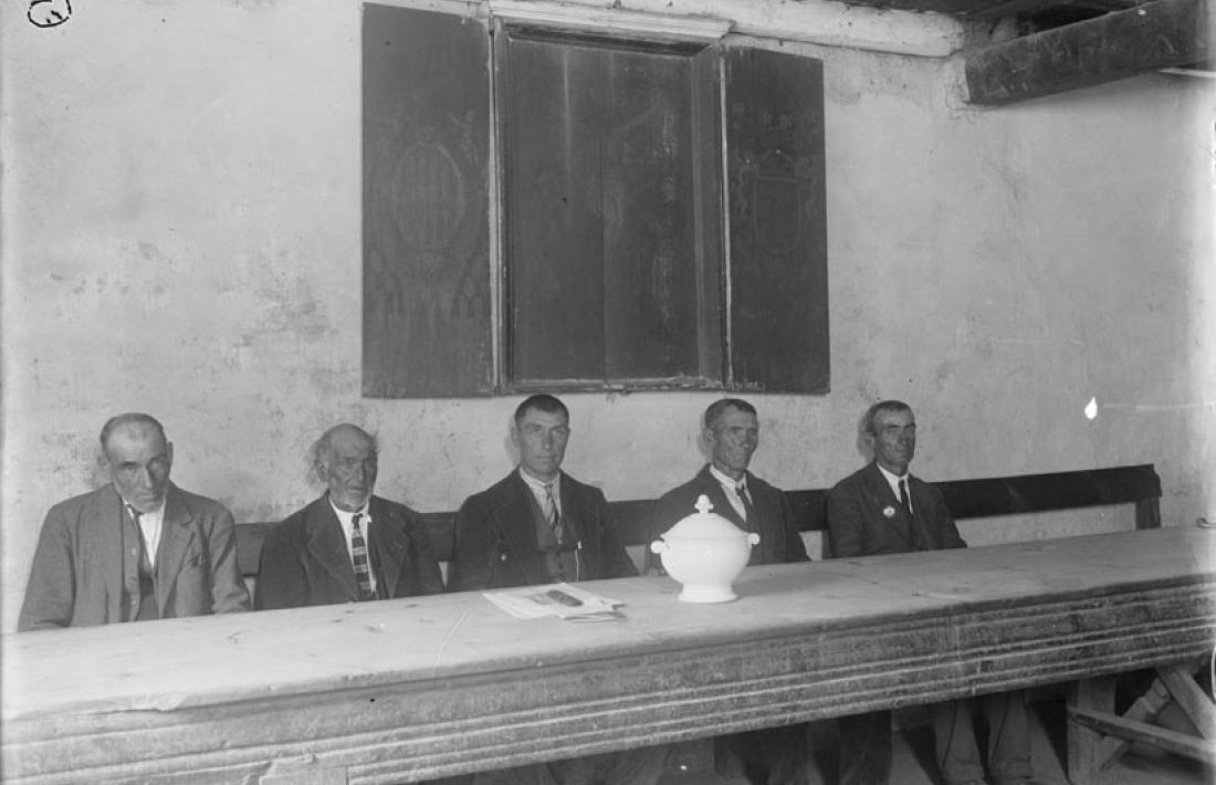 Mesa electoral al Comú d'Ordino, amb la sopera de porcellana com a urna, segons explica Irene Polo al reportatge del Mirador, el 31 d'agost del 1933.