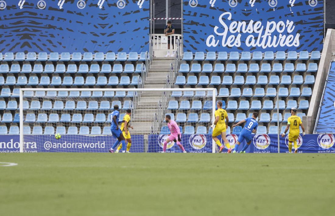 Janis Ikaunieks, que coneix força bé l’Estadi Nacional, va marcar el 0 a 1 de l’FK RFS i després va fallar un penal amb 0 a 2.