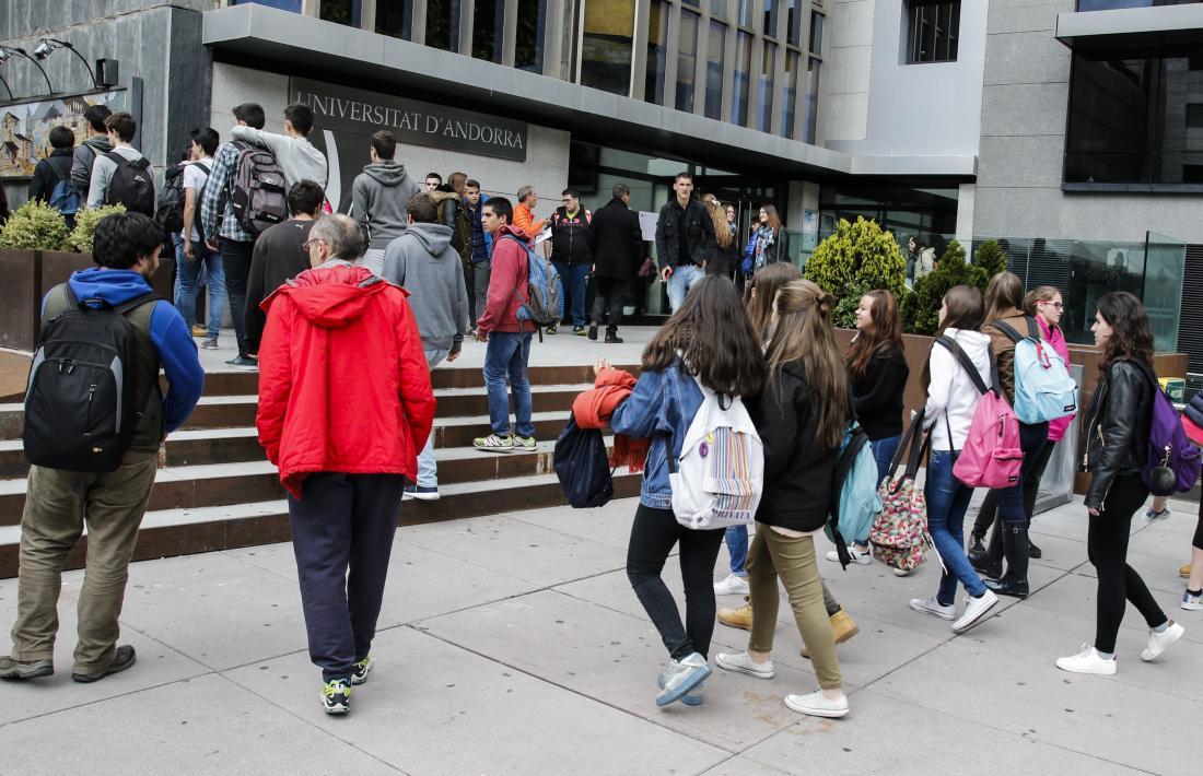 Alumnes de batxillerat visiten les instal·lacions de l’UdA en una jornada de portes obertes.