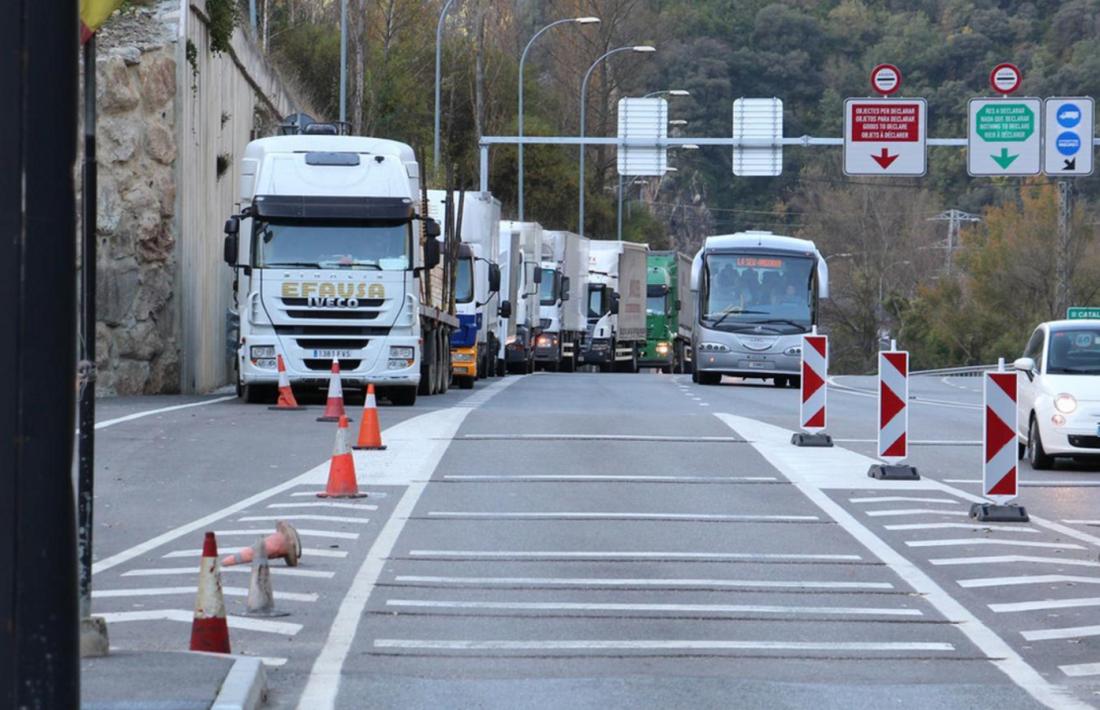 Camions a l'entrada de la frontera hispanoandorrana.