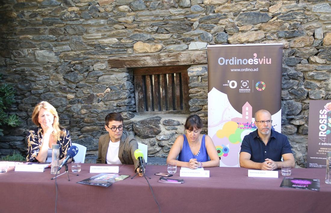 La coordinadora de l'Ordino Jardins d'Art, Rosa Mujal, el director de Patrimoni Cultural, Joan Marc Joval, la consellera d'Educacio, Cultura, Joventut i Benestar social, Mònica Armengol, i l'artista, Martín Blanco, durant la presentació.