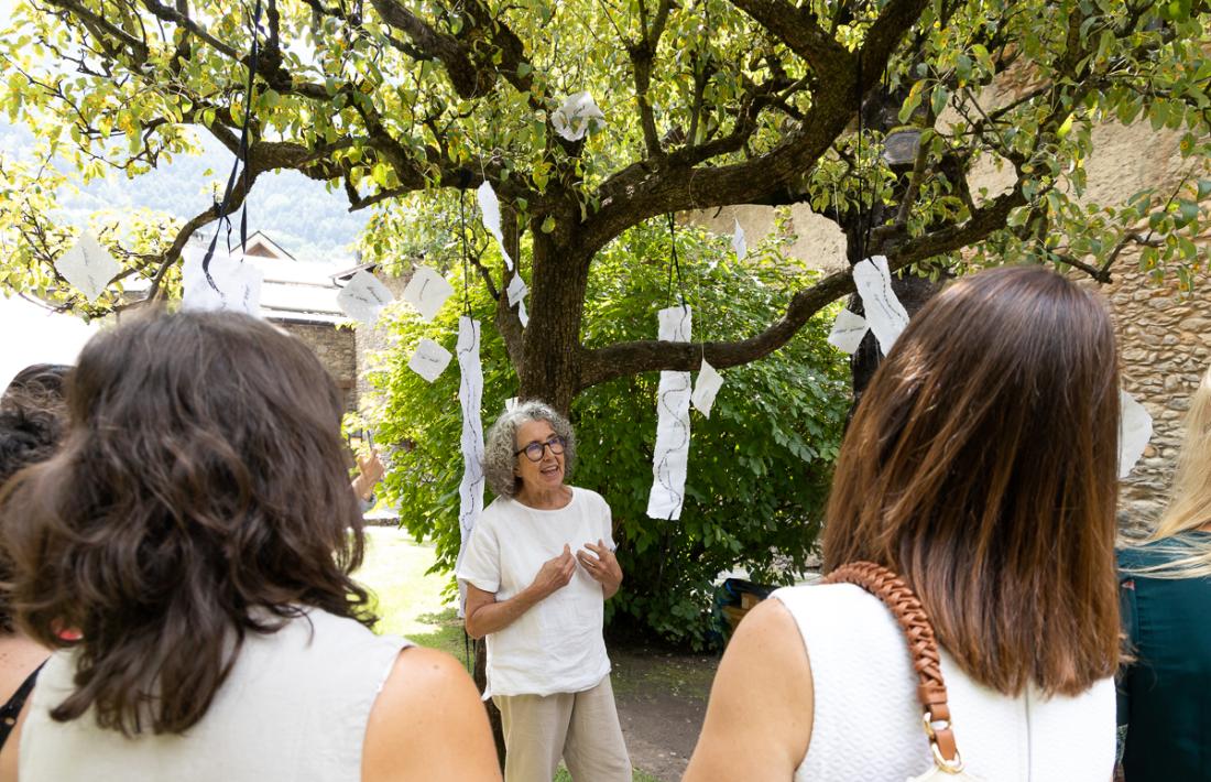 Gemma Piera explicant la seva obra durant la inauguració de l'Ordino Jardins d'Art.