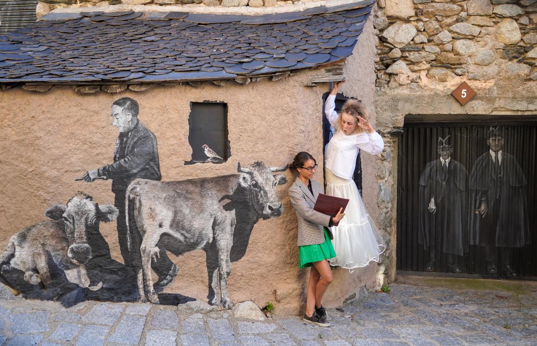 Una edició anterior de les visites teatralitzades als murals de la Mosquera d'Encamp.