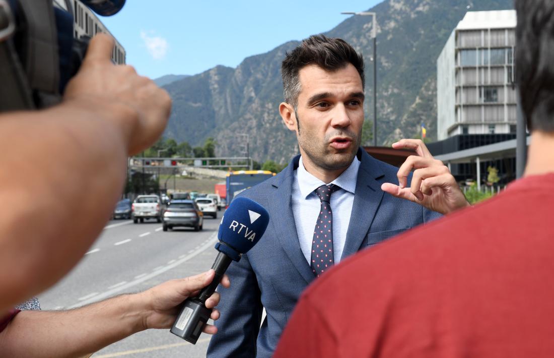 David Forné ha escenificat aquest matí el tret de sortida del bus nocturn a l’Estació Nacional d’Autobusos.