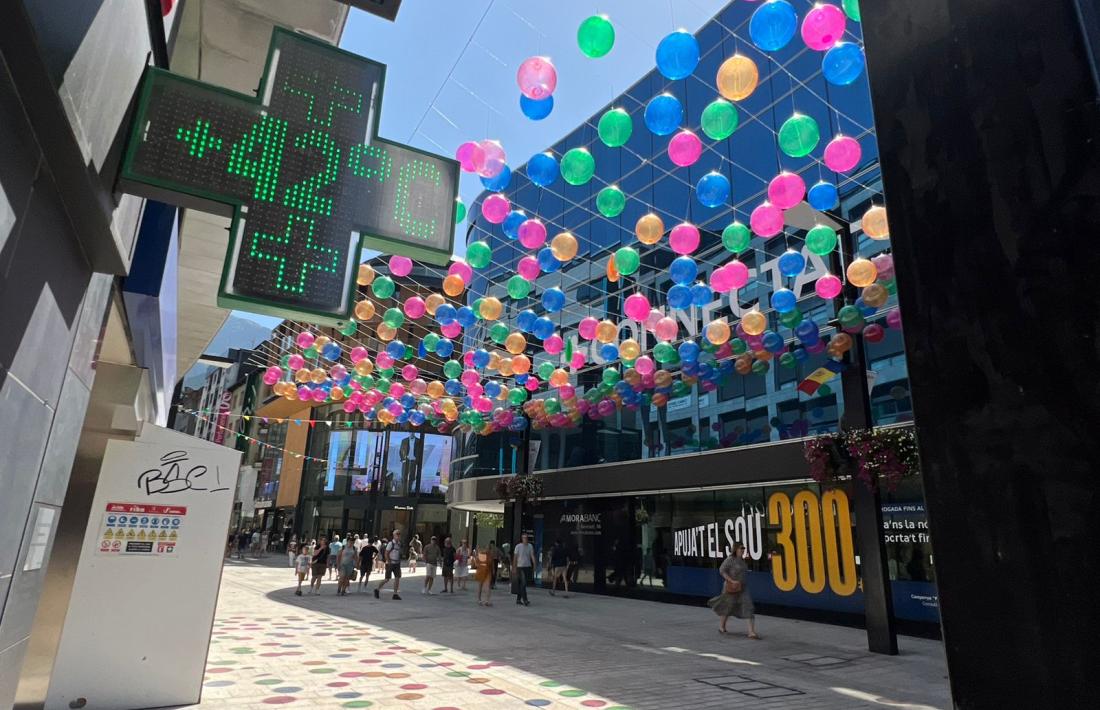 Un termòmetre del centre comercial s’enfilava fins als 42 graus aquest estiu.