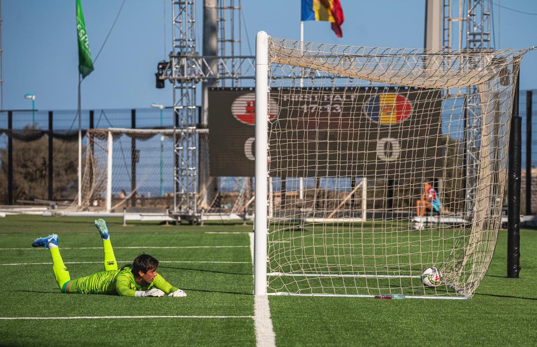 Iker Alvarez De Eulate va rebre el gol de Gibraltar en aquesta jugada.