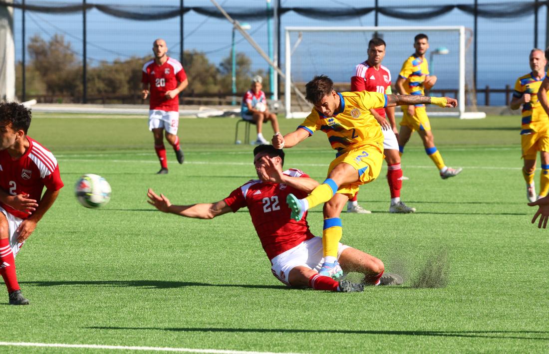 'Dacu' va provar de marcar en aquesta jugadra des de fora de l'àrea.