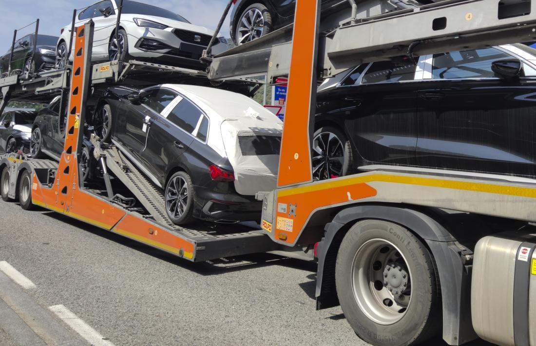 Un trailer carregat de vehicles nous.