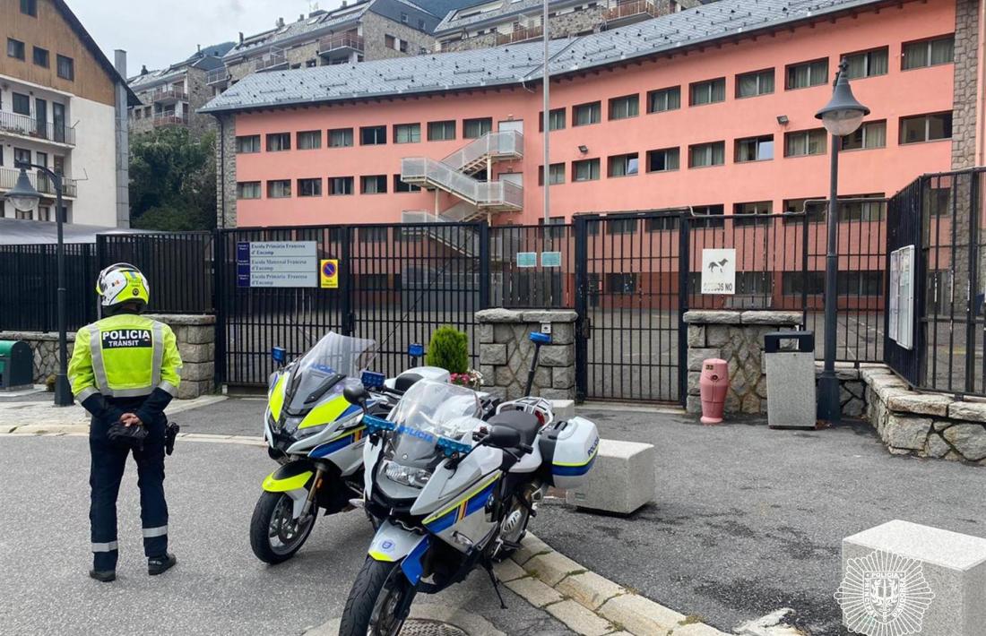 Vigilància davant d'una escola.