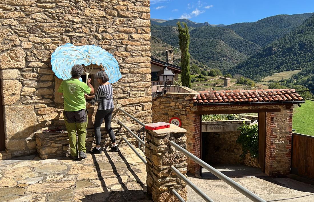 Instal·lació d'una de les obres d'art fetes a partir d'una forca a la façana de l'església de Santa Cecília d'Estamariu (Alt Urgell)