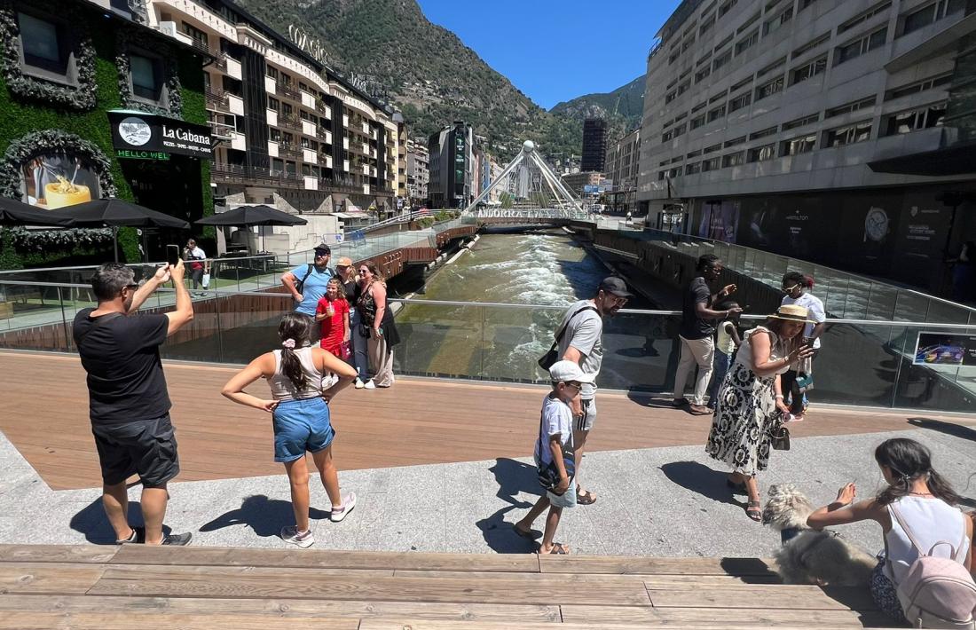 Alguns turistes a la plaça de la Rotonda de la capital.