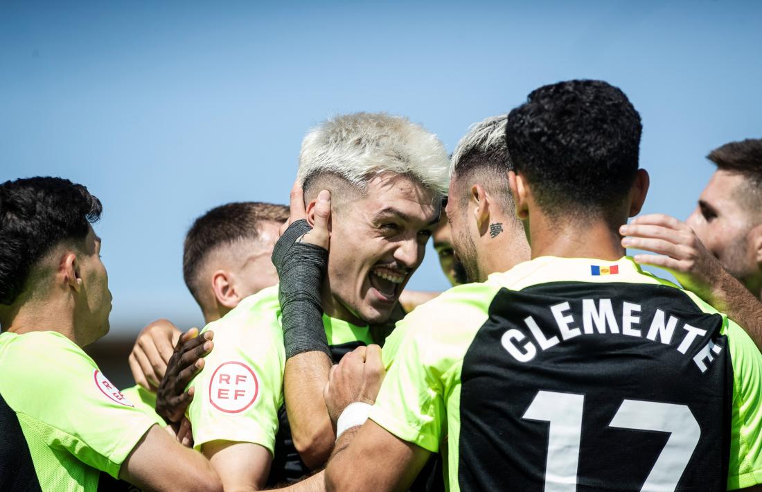 ‘Lauti’ de León celebra el 0 a 1 contra el Tarazona amb Manu Nieto i la resta de companys.