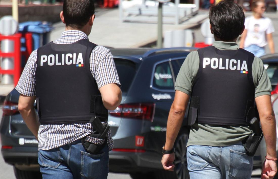 Dos agents de policia.