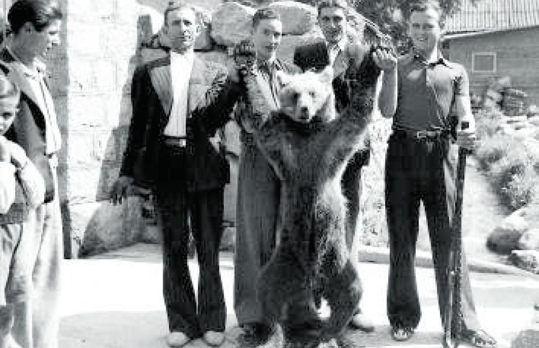 La colla de la Massana que el 21 d’agost del 1942 va abatre el que fins ara constava com a l’última ossa andorrana. En realitat l’havien caçat a la Vall Farrera.	