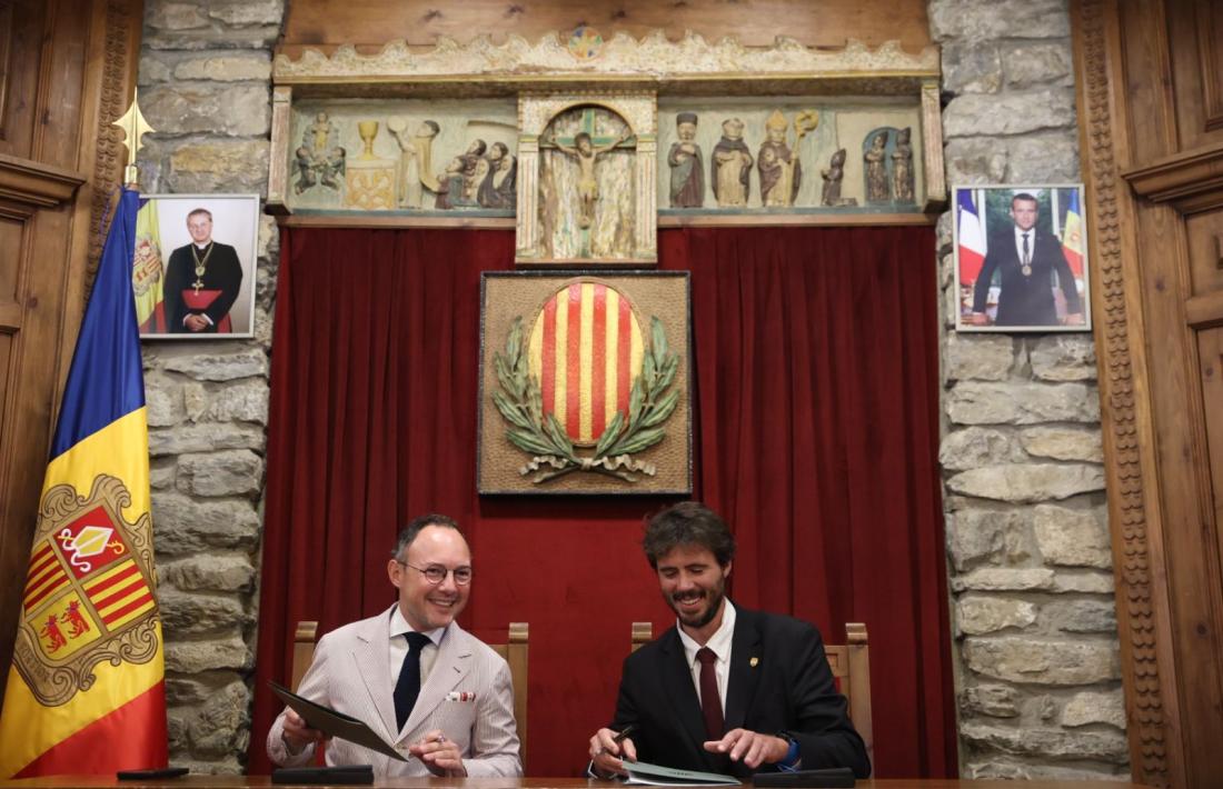 Un moment de la signatura d'entesa entre el Govern i el Comú lauredià, aquest migdia.