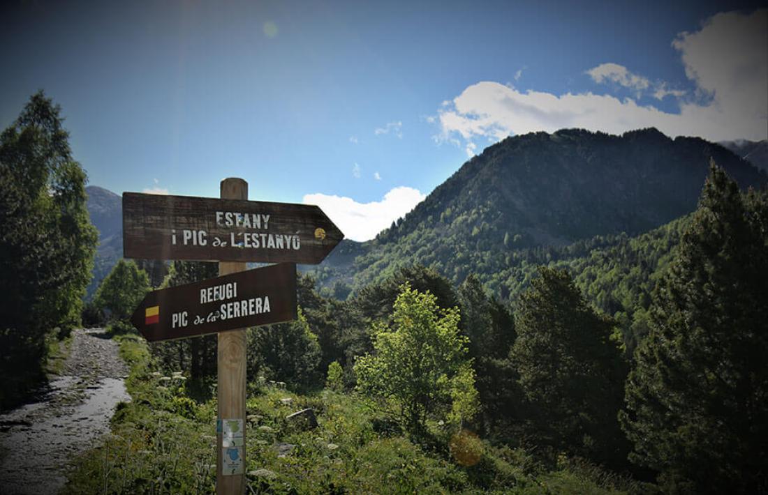 Un dels rètols que el visitant es troba de camí del refugi.