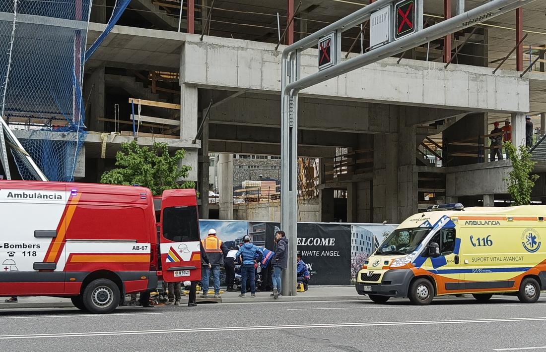 Serveis d’emergències atenent un treballador ferit en un accident laboral, sortosament no mortal.