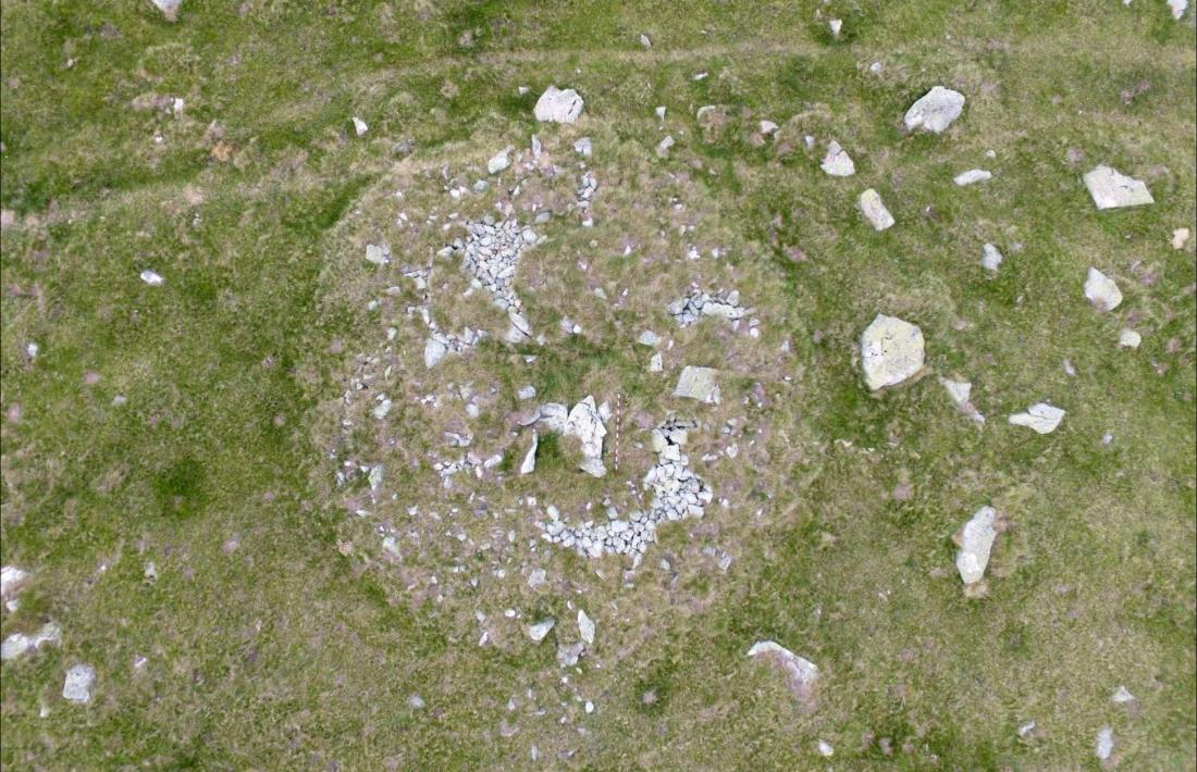 Fotografia per satèl·lit que va delatar la presència d’una estructura circular de pedra: era un dolmen!