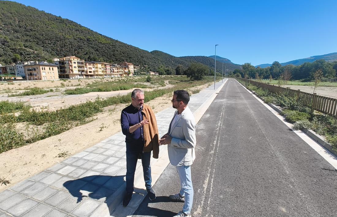 El diputat i regidor Jordi Fàbrega, amb el també regidor Joan Llobera, als terrenys del futur hospital. 