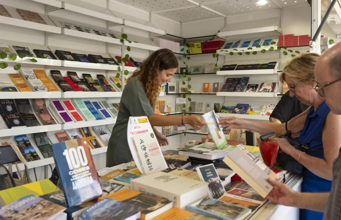 La parada de l’Associació d’Editors i del ministeri a l’edició de l’any passat, al Moll de la Fustra barceloní.