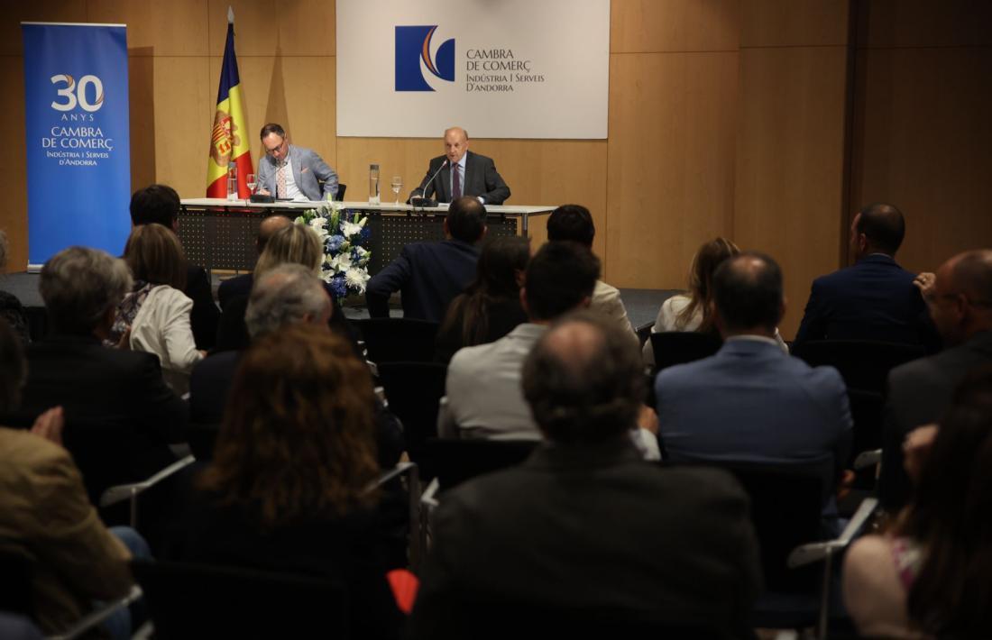 Diverses autoritats i representants d’associacions empresarials van assistir a la presentació de l’Informe Econòmic del 2023.