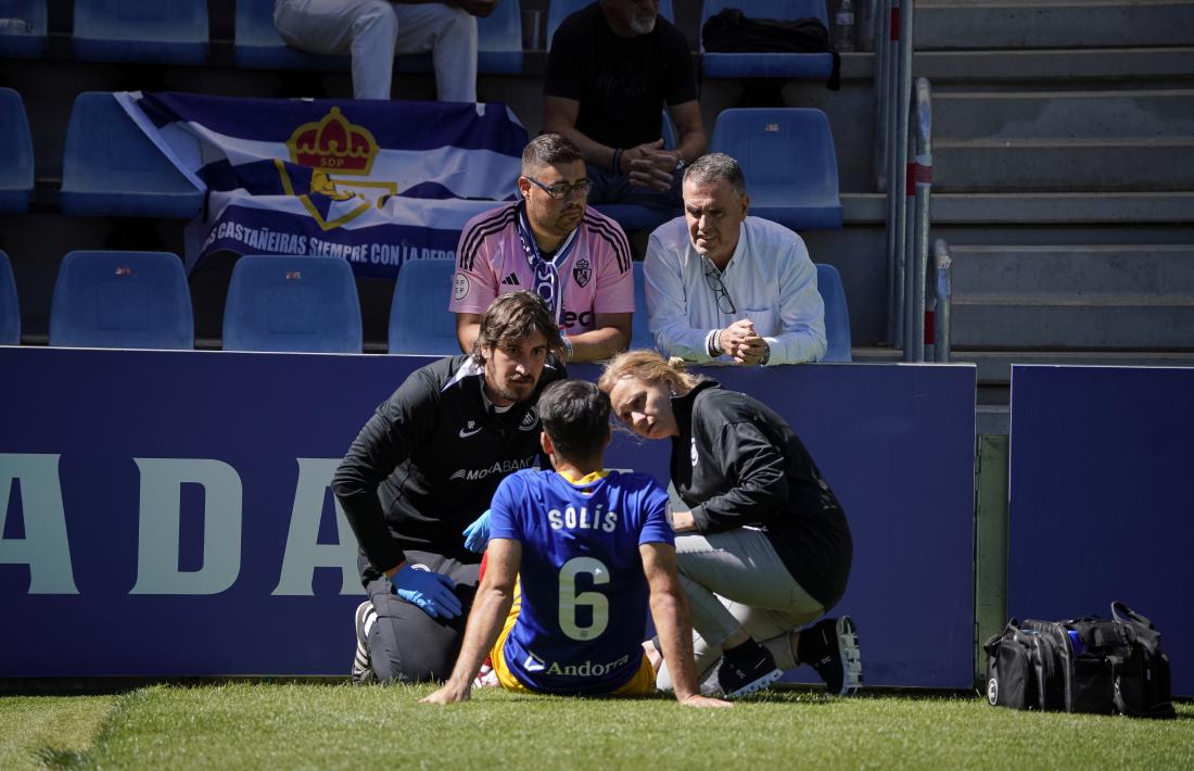 Alberto Solís va caure lesionat al tram final del partit contra l'SD Ponferradina.