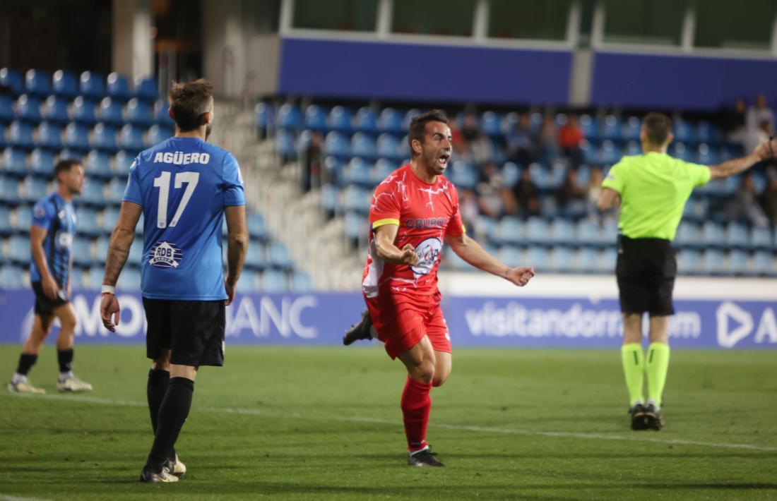 Óscar Fernández celebra el gol que dona el títol a la UE Santa Coloma.