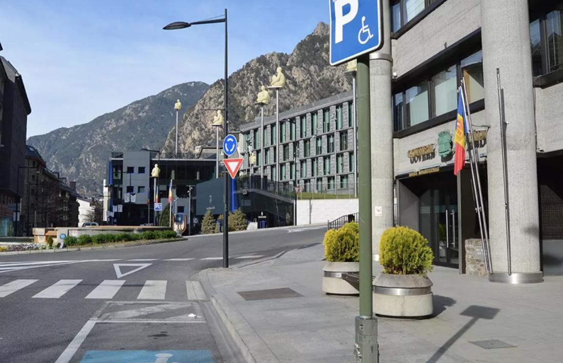 Una plaça d'aparcament per a discapacitats davant del Govern.