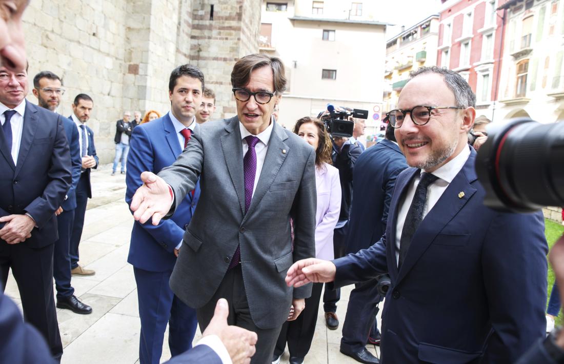 El cap de Govern, Xavier Espot, i el president català, Salvador Illa, avui a la Seu d’Urgell just abans de començar la cerimònia.