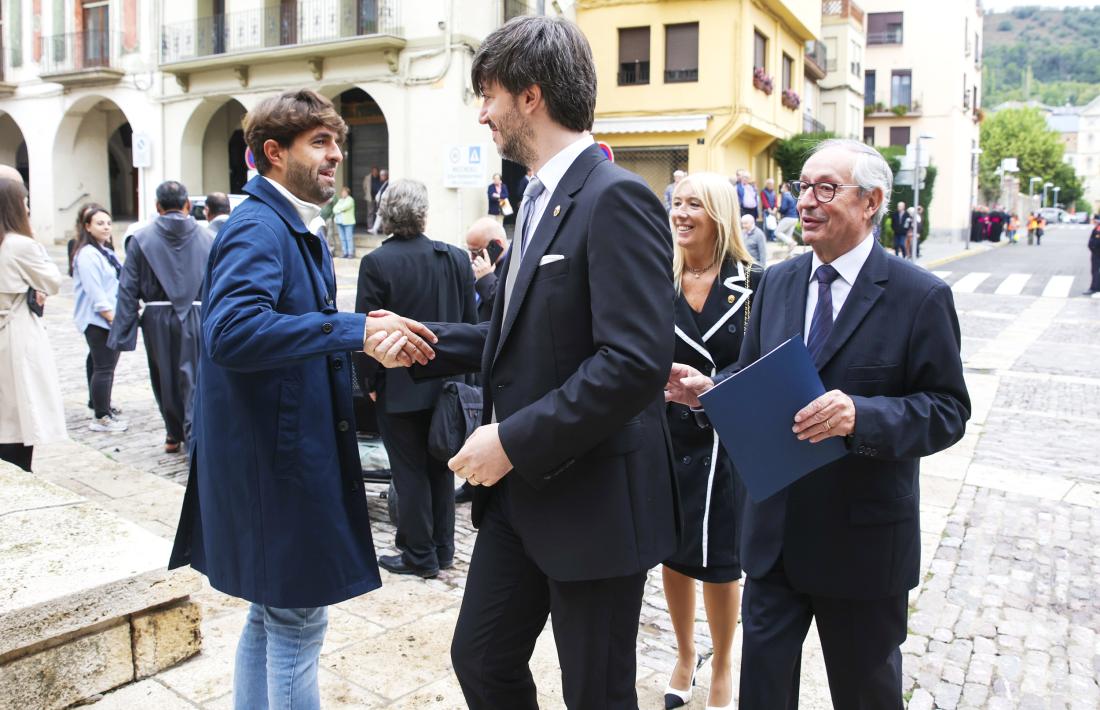 Ensenyat arriba a la catedral amb la subsíndica, Sandra Codina, i Joan Massa.