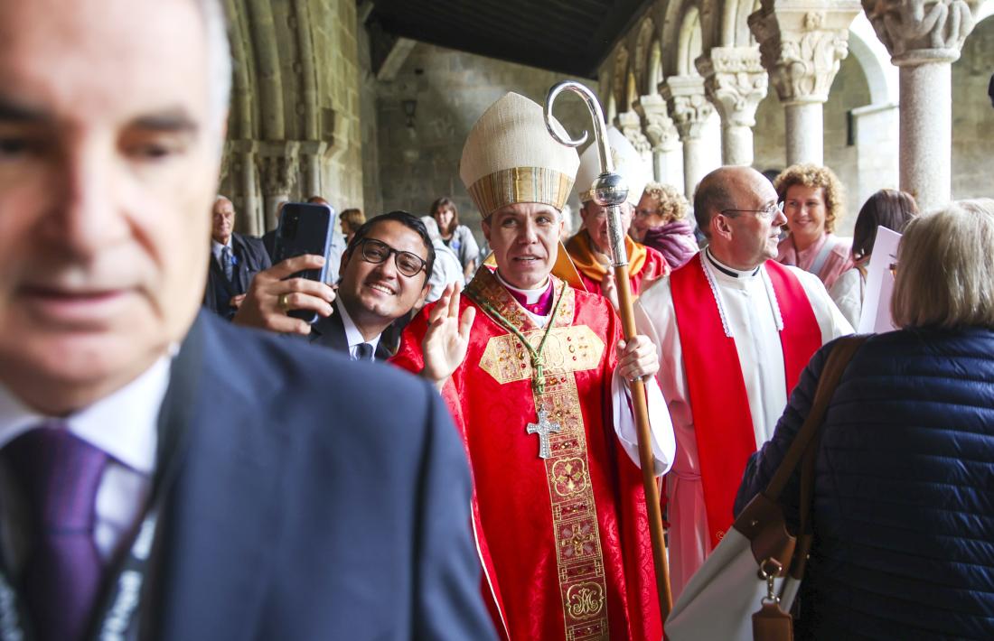 Serrano durant el recorregut per la catedral saludant els fidels després de ser ordenat bisbe.