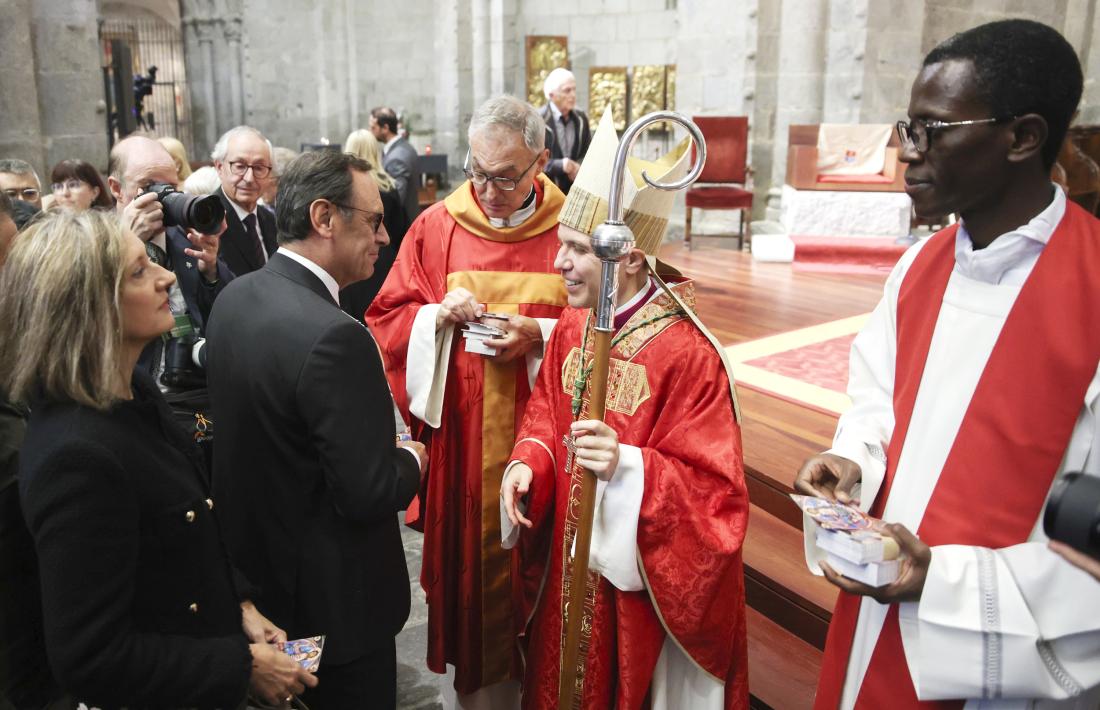 Jordi Jordana saluda el nou bisbe coadjutor.