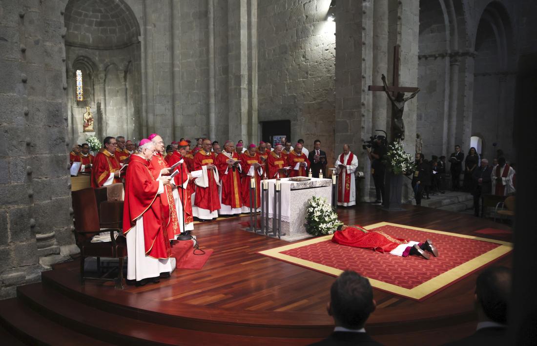 Serrano, estirat a terra mentre escota lletanies i pregàries: s’hi ha passat gairebé deu minuts.