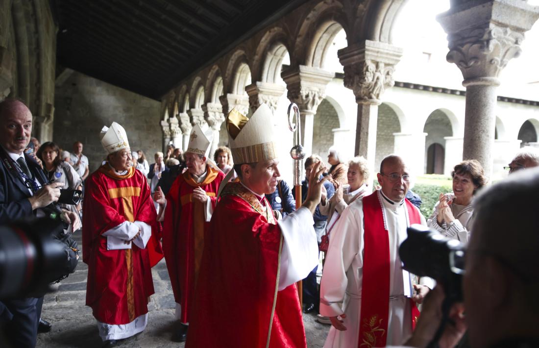 Després de la cerimònia, i abans de l’al·locució, el nou bisbe ha desfilat per les naus de Santa Maria i pel claustre per beneir els congregats.