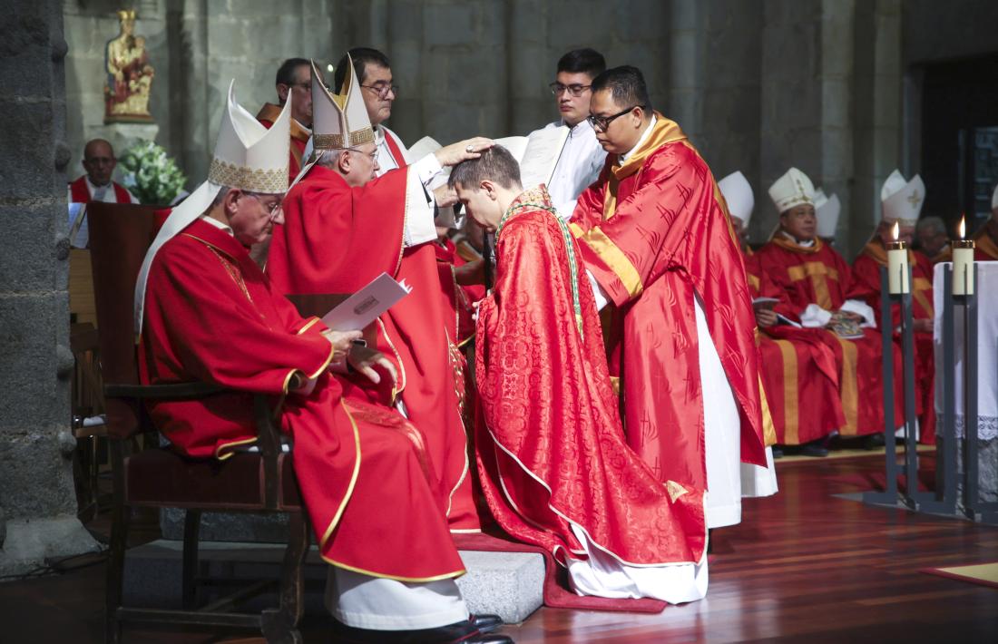 L’arquebisbe Edgar Peña imposa les mans al nou bisbe coadjutor.