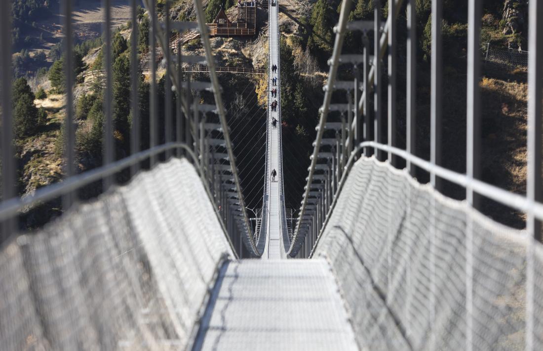 El pont tibetà que creua la Vall del Riu.