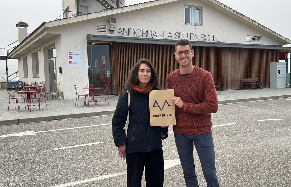 Dos portaveus de la nova plataforma Pirineu Viu, Júlia Leigh i Arnau Corberó, amb el cartell de l'organització a l'exterior de la terminal de l'aeroport d'Andorra - La Seu d'Urgell  Data de publicació: dilluns 23 de setembre del 2024, 11:40  Localització: Montferrer i Castellbò 