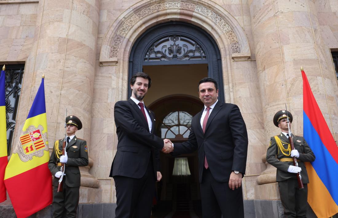 Carles Ensenyat saluda Alen Simonyan, president de l'Assemblea Nacional d'Armènia.