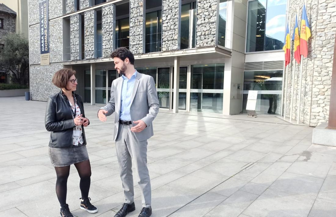 Núria Segués i Cerni Escalé a la plaça del Consell General.