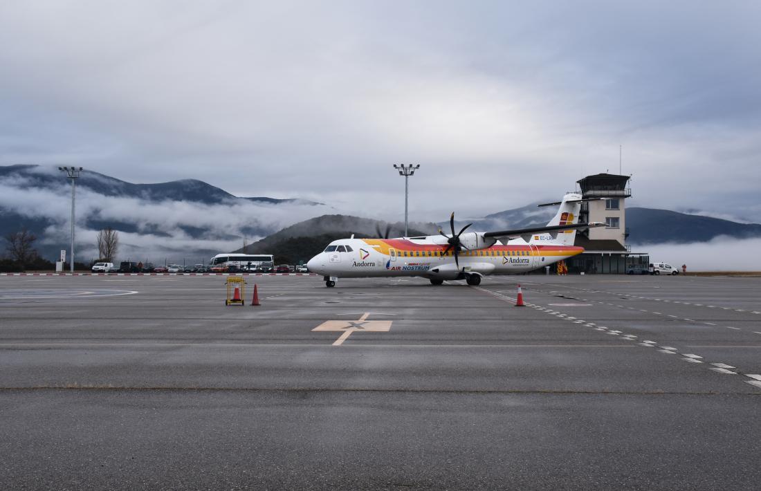 Un avió rotulat amb l'emblema d'Andorra.