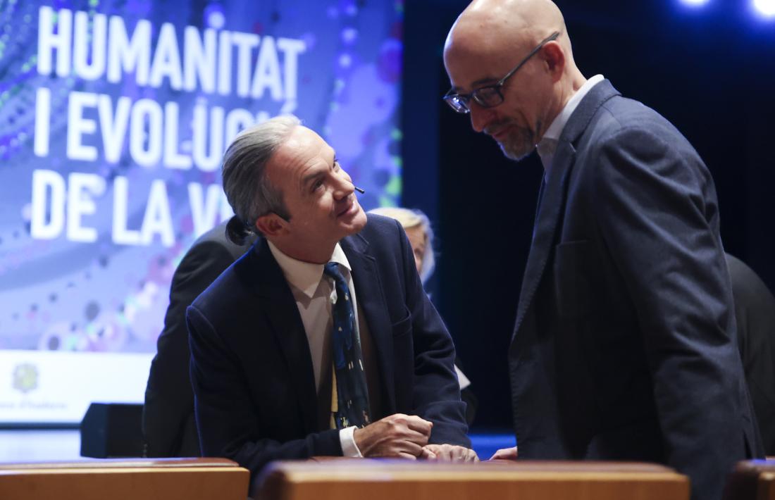 Carlos Briones parla amb Salvador Macip, avui al Centre de congressos.