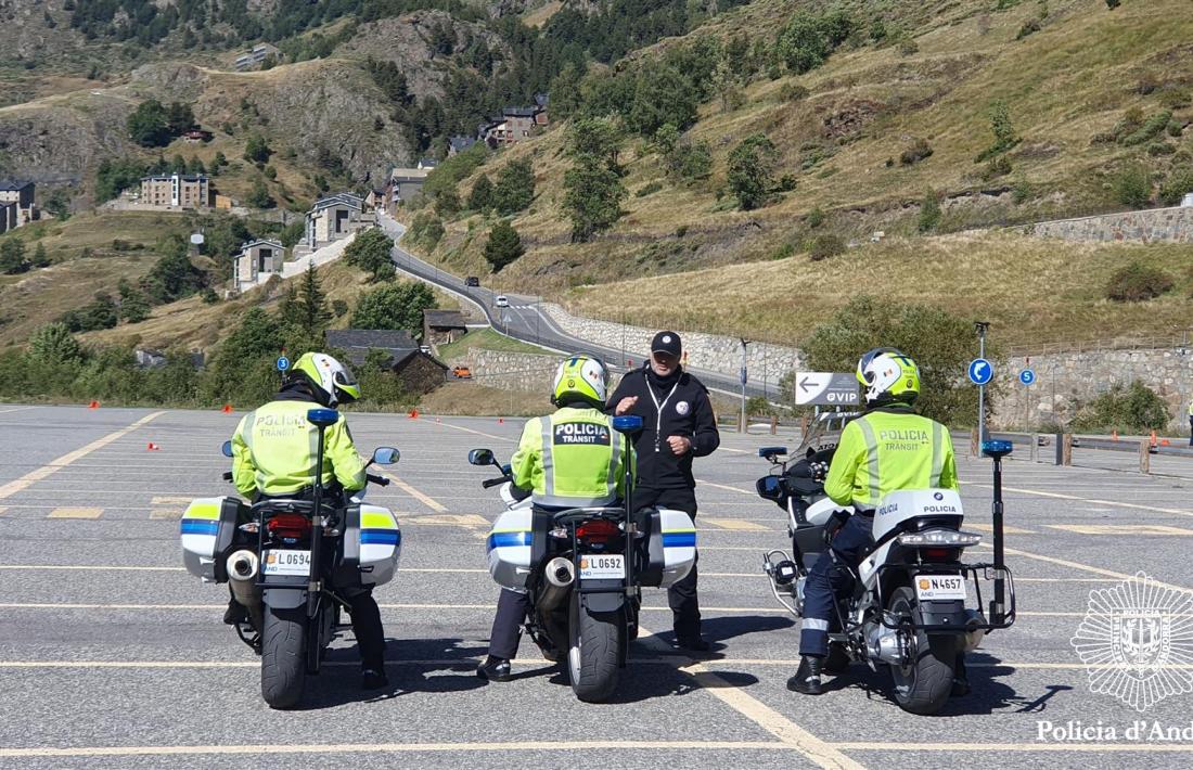 Tres agents en el moment de rebre la formació.