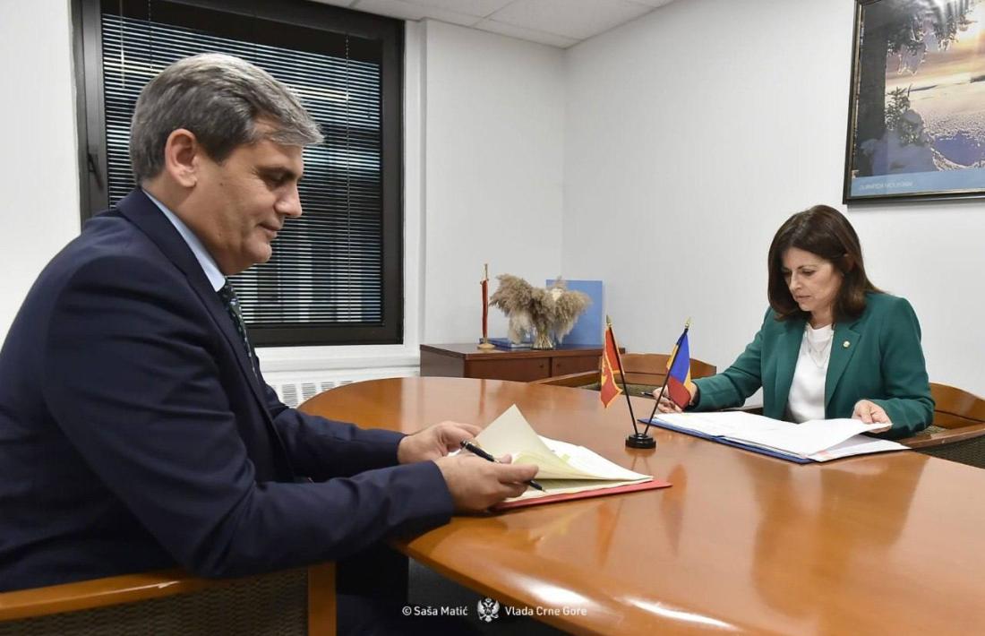 Imma Tor i el seu homòleg montenegrí, Ervin Ibrahimovic, signant el CDI.