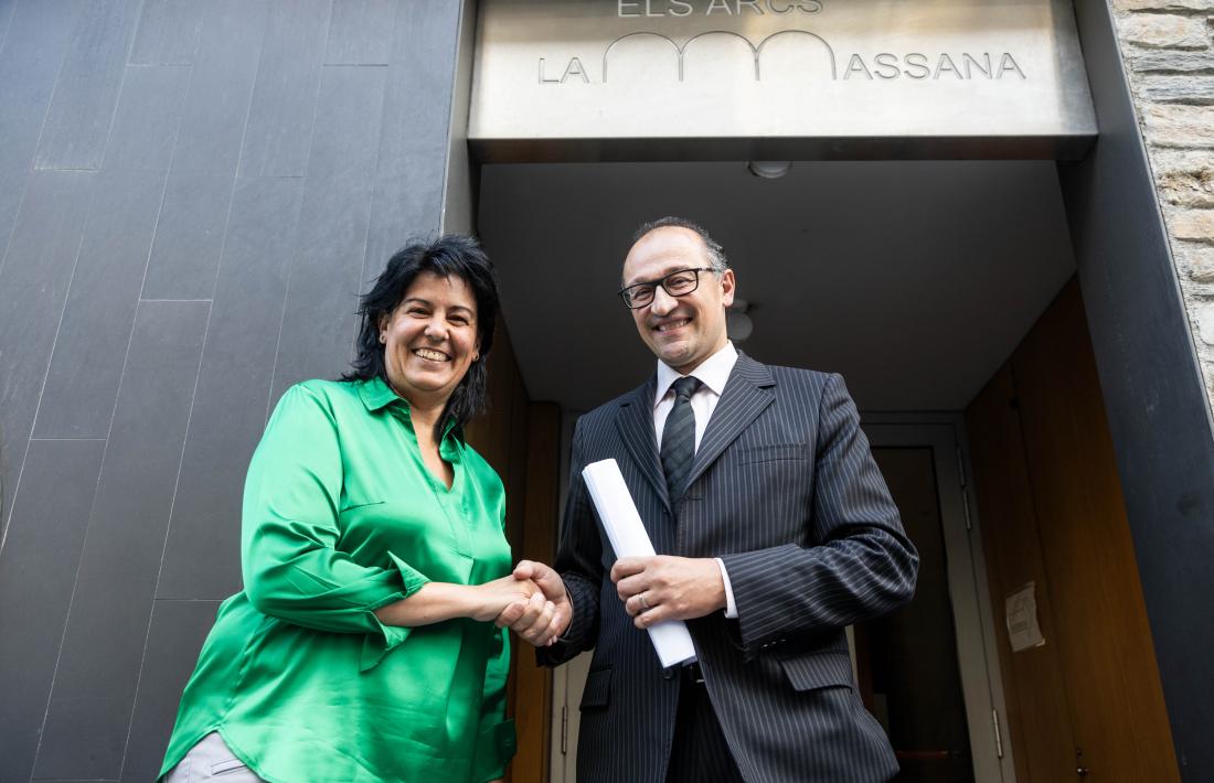 Eva Sansa i Josep Pol, avui just davant de l’edifici dels Arcs, on s’ubicarà el nou centre de dia.