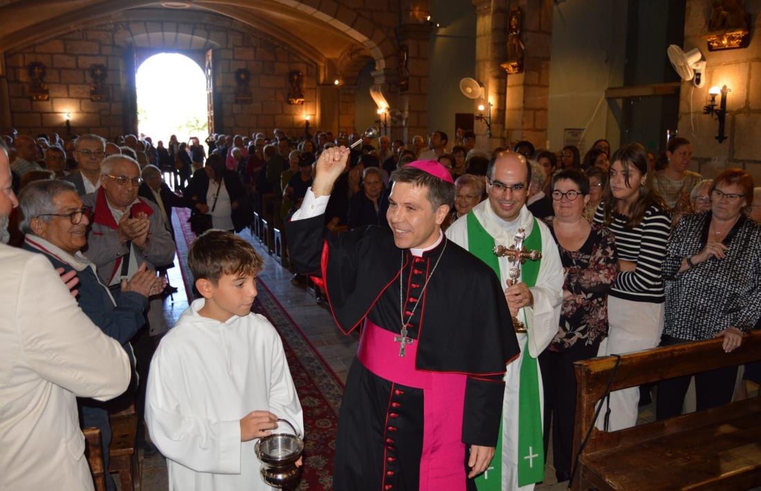 Els veïns de Tivissa ovacionen el nou bisbe coadjutor d’Urgell, fill del poble, al començament de la missa.